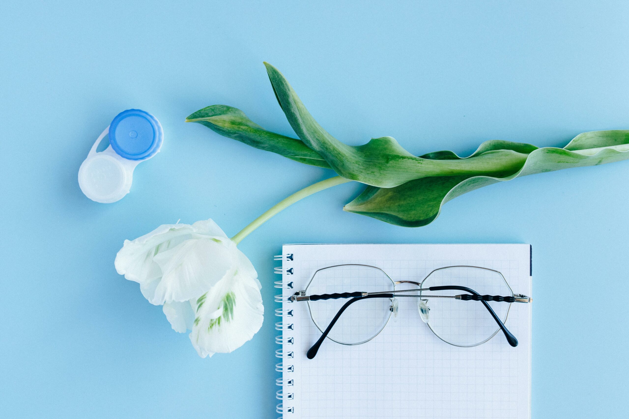 lunettes ou lentilles avec fleur